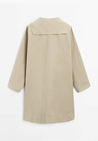 Manteau beige avec un grand col, des manches longues et une coupe droite. Tissu lisse et détails cousus sur les poignets et l'ourlet.