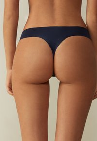 Granatowe majtki bikini o gładkim, minimalistycznym designie. Gładki materiał bez zdobień, z niskim stanem i umiarkowanym zakryciem.