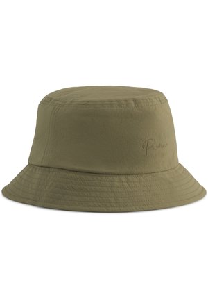 Olijfgroene bucket hat met brede, gestikte rand en subtiel geborduurd Puma-logo aan de zijkant.