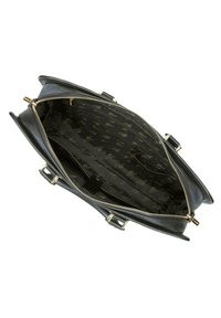 Zwarte leren handtas met een ritsluiting, voorzien van gouden hardware en een gedessineerde stoffen interieur met meerdere vakken.