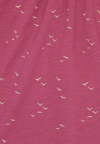 Testo di tessuto rosa con un sottile motivo di piccoli uccelli di colore crema sparsi. Il materiale appare morbido e leggero.