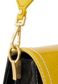 Geel leren tas met zwarte accenten, voorzien van een gouden sluiting en stikseldetails. De schouderband is van gele rubber met een logo.