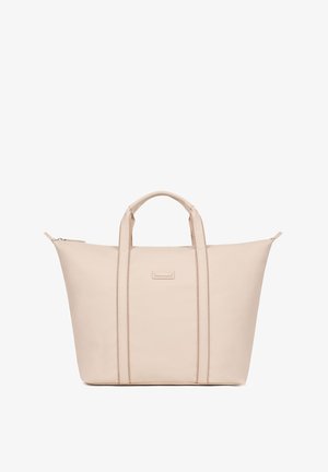 Beige draagtas van soepel leer, met twee stevige handvatten, verticale stiksels en een ritssluiting aan één kant.