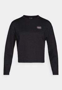 Μαύρο κοντό φούτερ από βαμβάκι. Διαθέτει μακριά μανίκια και στρογγυλή λαιμόκοψη, με μικρό λευκό λογότυπο EA7 στην αριστερή πλευρά.