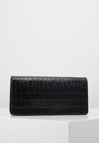 Portafoglio in pelle nera con effetto coccodrillo, dalla forma rettangolare elegante e dalla texture liscia, con linee pulite e un design minimalista.