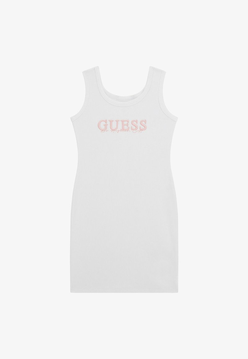 Valkoinen ribattu tankki mekko, jossa on vaaleanpunainen brodeerattu "GUESS" -logo. Tiukasti muotoiltu malli, jossa on hihaton leikkaus ja pyöreä pääntie.