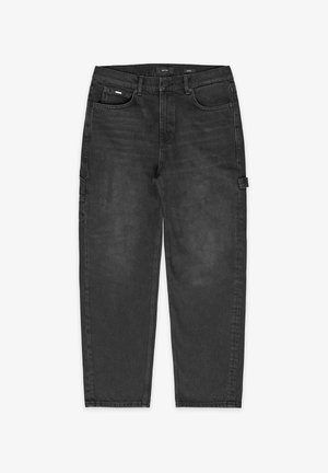 Čierne cargo nohavice z denimu s voľným strihom, vybavené bočnými vreckami, minimálnym vyblednutím a jednoduchým zapínaním na gombík v páse.