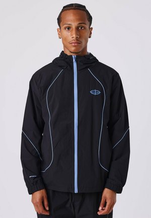 Veste noire avec des accents bleu clair, dotée d'une fermeture éclair sur toute la longueur à l'avant, d'une capuche et de poignets élastiques. Fabriquée en tissu léger avec un design sportif.