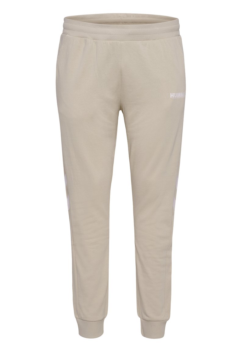 Beige Jogginghose aus weichem Stoff, mit geripptem Bund, schmal zulaufendem Beinschnitt und weißem Logo-Detail auf der Vorderseite.