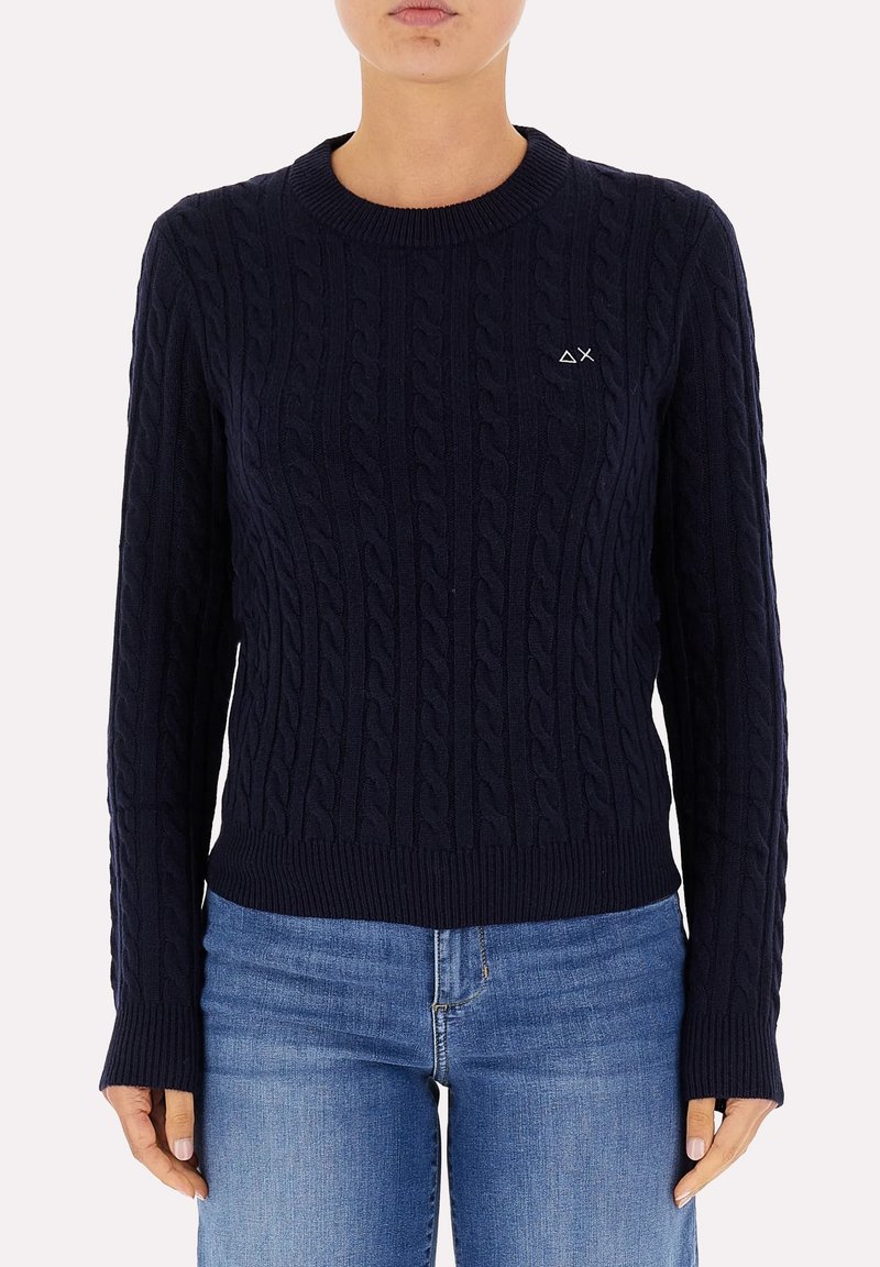 Maglione navy a trecce con scollatura rotonda, polsini e orlo a costine. Presenta un piccolo logo sulla parte sinistra del petto. Tessuto in misto cotone.