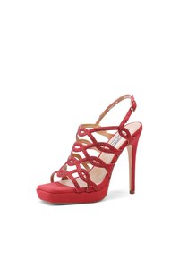Sandal con tacco alto rosso, caratterizzato da una tomaia testurizzata con cinghie incrociate e una soletta piattaforma. Cinghia alla caviglia regolabile con chiusura a fibbia.