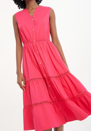 Rosa ärmelloses Kleid mit geknöpftem Vorderteil, geraffter Taille und gestuftem Rock mit dekorativer Durchbruchsarbeit entlang der Nähte.