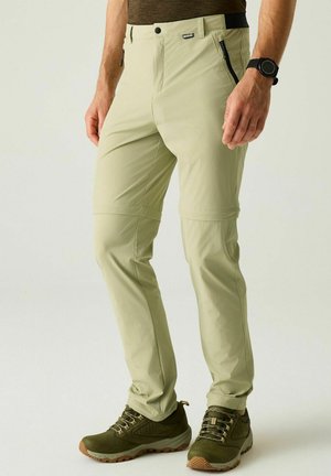 Regatta, REGATTA ANTI-INSECT TRAVEL LIGHT ZIP OFF TROUSERS CARGO TROUSERS - Pantalons outdoor - light sage
