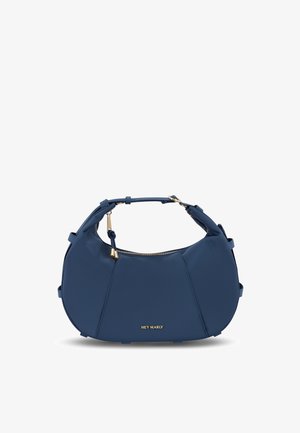 Sac en cuir vegan bleu marine avec une silhouette courbée, présentant une fermeture éclair dorée et un logo subtil en bas.