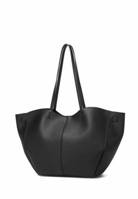 Must värviline kott, mis on valmistatud tekstureeritud sünteetilisest nahast, millel on kaks pikka rihma, lai avamine ja peenlihvimise detailid esiküljel.