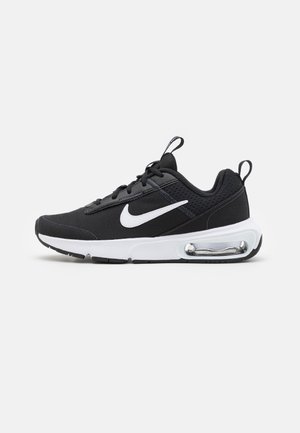 Czarny sneaker Nike z białym logo Swoosh, białą podeszwą, widoczną poduszką powietrzną w pięcie i pętelkami do ściągania na języku i pięcie.