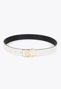 Biely kožený opasok s kontrastnou čiernou vnútornou podšívkou, s prackou so zlatým logom LC a nastaviteľnými otvormi na veľkosť.