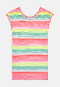 Κροσέ μπλούζα με καπάκια μανικιών, διακοσμημένη με οριζόντιες ρίγες σε ροζ, κίτρινο, πράσινο και λευκό, με φινίρισμα σε σχήμα κυματισμού και ανοιχτή ύφανση.