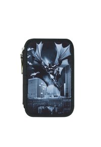 Schwarzes Reißverschluss-Wallet mit einem grafischen Design eines Superhelden, der über einer Stadtsilhouette fliegt, überwiegend in Schwarz- und Blautönen.