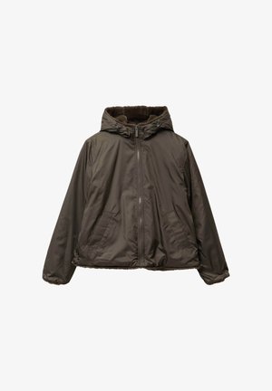 Veste isolante marron avec capuche, fermeture éclair à l'avant, poches latérales et doublure douce en fourrure autour du col et de l'ourlet.