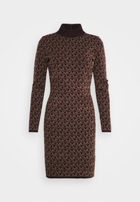 Robe en tricot avec un col haut, des manches longues et une coupe ajustée. Présente un motif géométrique maroon et marron sur l'ensemble. Fermeture éclair au dos.