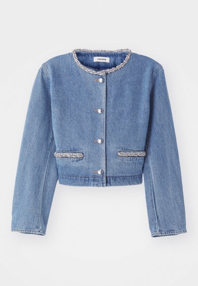 Gaiši zils džinsa cropped virsjaka ar apaļu, pērlītēm rotātu apkakli, sudraba pogu aizdari un divām pērlītēm akcentētām kabatām.