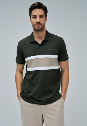 Polo-shirt vert foncé avec une rayure horizontale blanche et beige. Fabriqué en tissu doux, il présente un col classique et des manches courtes.