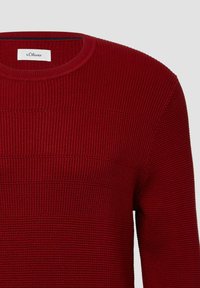Roter gestrickter Pullover mit gerippter Textur und horizontalem Streifenmuster. Rundhalsausschnitt mit dem sichtbaren Etikett "s.Oliver" am Kragen.