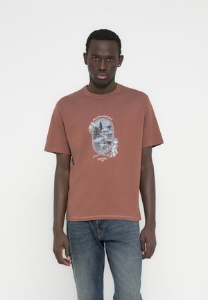 JORNIAGARA GRAPHIC FRONT TEE - Print T-shirt - nutmeg