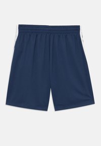 Námornícke modré atletické šortky s elastickým pásom, s bielymi bočnými pruhmi a hladkým, ľahkým materiálom. Priamy strih.