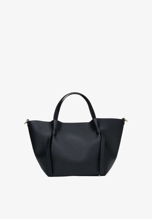 Zwarte leren tote bag met een textuurovervlak, brede opening, dubbele handgrepen en subtiele gouden hardwareaccenten.