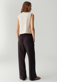 OPUS PANTS MID RISE LONG WIDE FIT - Broek - midnight brown