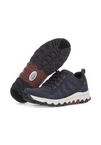 Donkerblauwe wandelschoenen met een gestructureerde suède bovenkant, een patroon op de rubberen zool, rode accenten en vetersluiting. Heeft een versterkte neus.