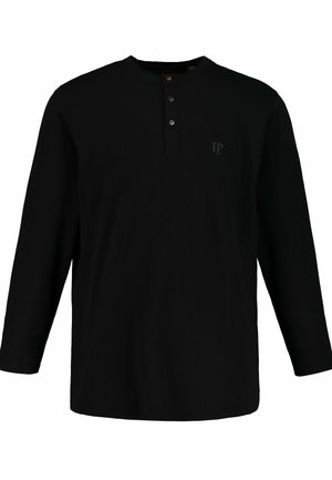 Camisa negra de manga larga hecha de algodón con escote henley abotonado. Presenta un pequeño logo tonificado en el pecho. Textura suave.