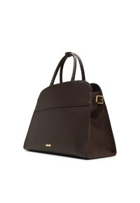 Borsa a mano in pelle marrone con un design strutturato, dotata di doppi manici e di un accento in metallo dorato. Texture liscia con una finitura opaca.