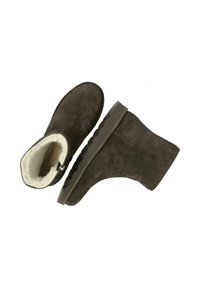 Botas de tobillo de ante gris oscuro con un forro suave de color claro, suela de goma plana y diseño minimalista, que cuentan con un cierre lateral de cremallera.
