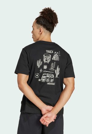 Zwarte t-shirt met witte grafische ontwerpen waaronder een bus, bergen, cactussen en het woord "TERREX." Korte mouwen, ronde hals, relaxte pasvorm.