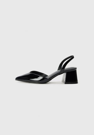 Sorte slingback-stiletter i laklæder med spids tå og geometrisk blokhæl. Glat finish, minimalistisk design og slank silhuet.
