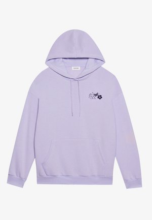 Lavendel hoodie med en kengurulomme, snørret hætte og sort grafisk design med sommerfugl- og blomstermotiver. Blød tekstur.