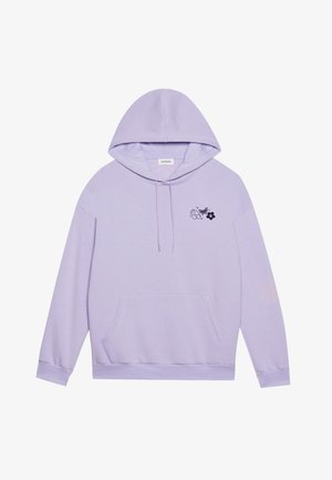 Lavendel hoodie med en kengurulomme, snørret hætte og sort grafisk design med sommerfugl- og blomstermotiver. Blød tekstur.