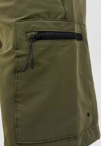 Shorts verde măsliniu cu un buzunar lateral dotat cu o închidere cu fermoar negru și șnururi; material neted cu o finisare curată și cusături minime.