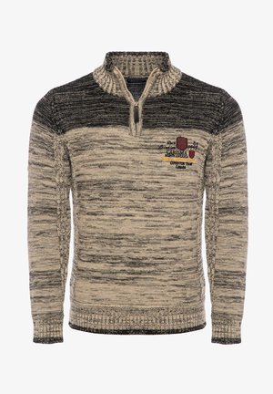 Strickpullover mit einem Halb-Reißverschluss-Kragen, der ein strukturiertes Muster in Schwarz und Beige zeigt. Gesticktes Logo und Akzente in Gelb und Rot.