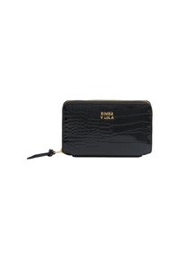 Cartera de cuero negra con relieve de cocodrilo y logo dorado de la marca, cierre con cremallera y tirador negro. Forma rectangular con superficie texturizada.