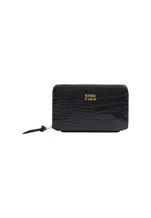 Cartera de cuero negra con relieve de cocodrilo y logo dorado de la marca, cierre con cremallera y tirador negro. Forma rectangular con superficie texturizada.