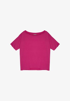 Krótki rękaw, luźna, skrócona bluzka w jaskrawym różu, wykonana z miękkiego materiału, z szerokim dekoltem i prostym dołem. Bez wzorów ani zdobień.