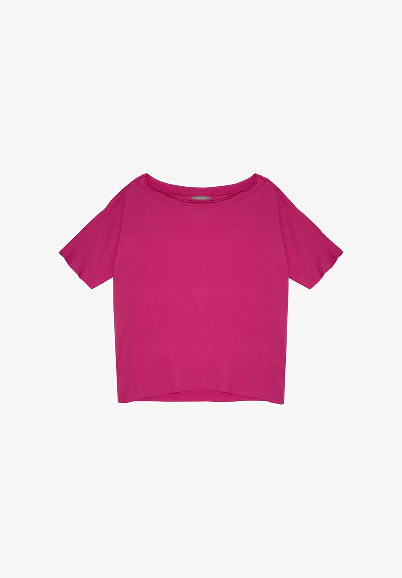 Krótki rękaw, luźna, skrócona bluzka w jaskrawym różu, wykonana z miękkiego materiału, z szerokim dekoltem i prostym dołem. Bez wzorów ani zdobień.
