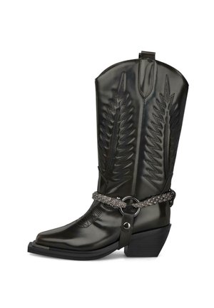 Botas de cowboy de cuero sintético negro con punta afilada, caña ancha, patrones de hojas en relieve y correa decorativa con anillo de metal.