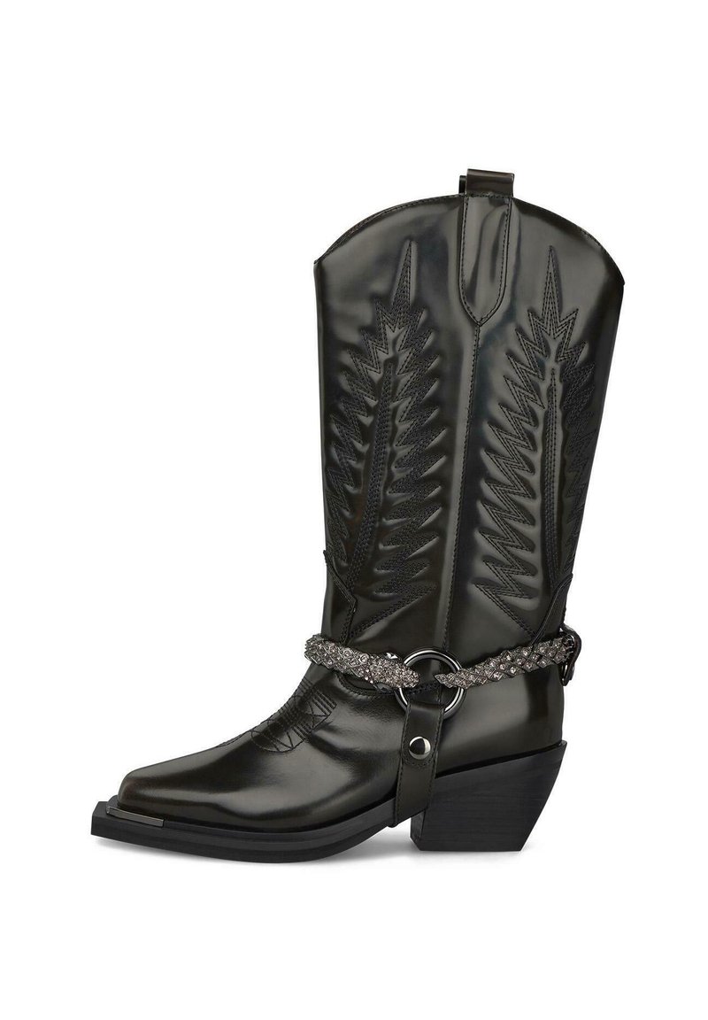 Botas de cowboy de cuero sintético negro con punta afilada, caña ancha, patrones de hojas en relieve y correa decorativa con anillo de metal.