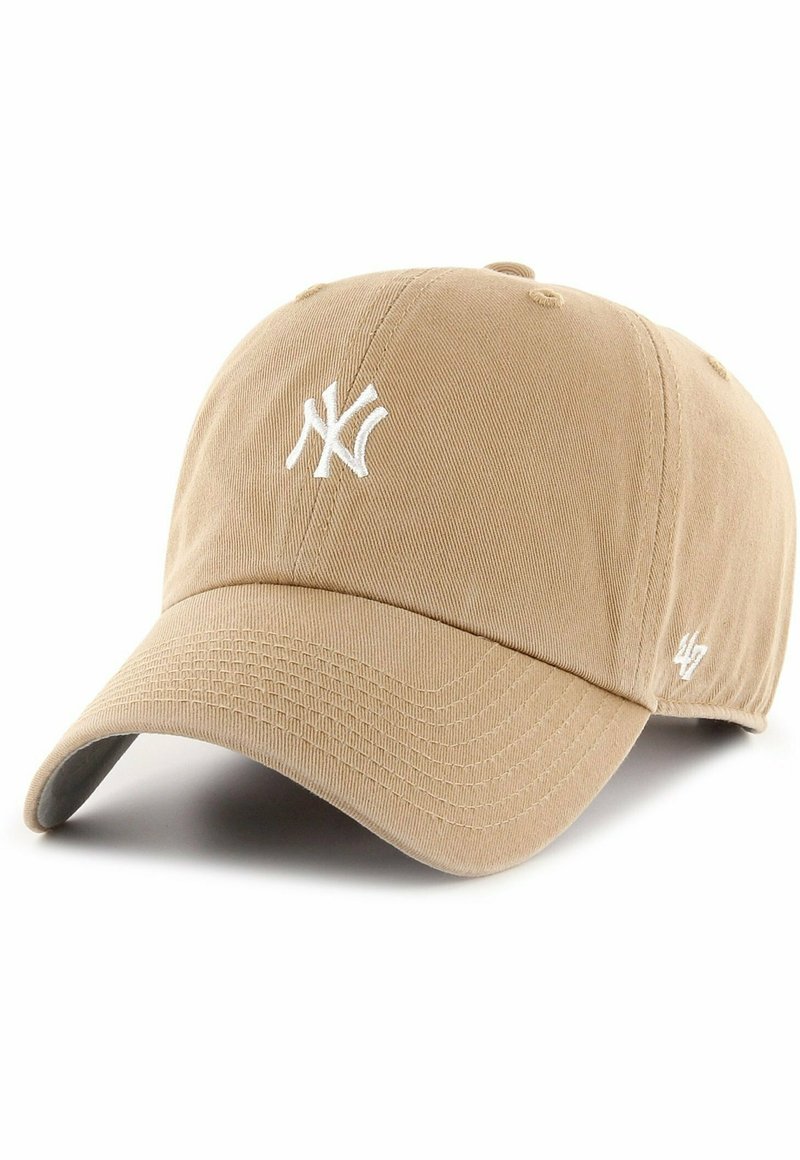 Beige színű pamut baseball sapka, elöl fehér hímzett New York Yankees logóval, oldalt pedig egy kiemelő logóval.