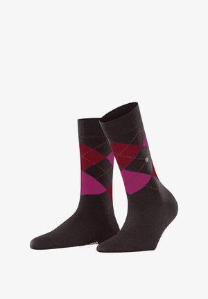 Chaussettes marron avec un motif argyle dans des nuances de rouge et de rose, présentant des coutures contrastées et un petit logo sur le côté. Texture douce.